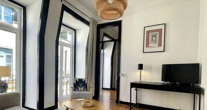 Central Hidden Gem Rustic Modern 2BDR City Flat
