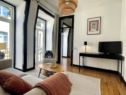 Central Hidden Gem Rustic Modern 2BDR City Flat