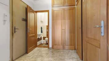 Douche, sĂšche-cheveux, serviettes fournies, savon