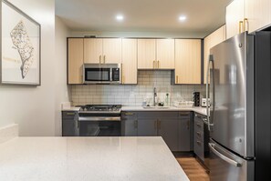 Cookware/dishes/utensils, paper towels - Classy Studio Home l King bed l Garage IPool l near DC/Metro/Mall (Arlington)