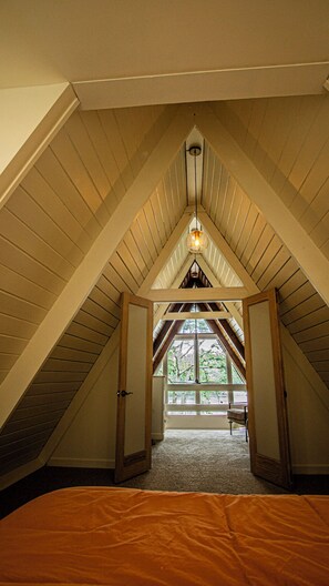 3 bedrooms, desk, iron/ironing board, free WiFi - Lakefront A-Frame in Millville, minutes to NJMP (Millville)