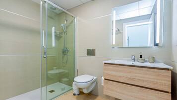Shower, hair dryer, towels