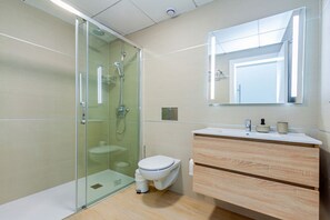 Dusche, Haartrockner, Handtücher