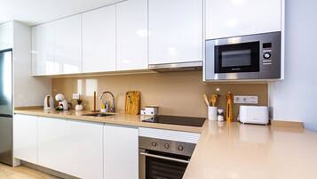 Microondas, horno, placa de cocina y lavavajillas