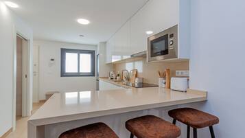 Micro-ondes, four, plaque de cuisson, lave-vaisselle