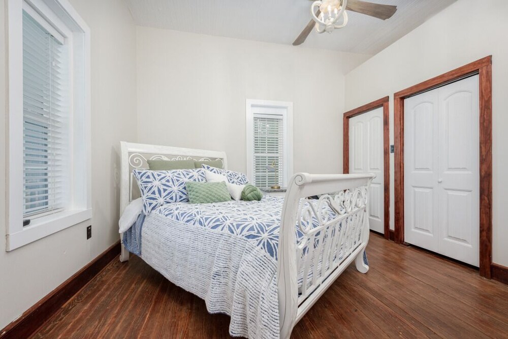 Farmhouse cuteness in Quaint Justin Tx, Walk to old town and enjoy