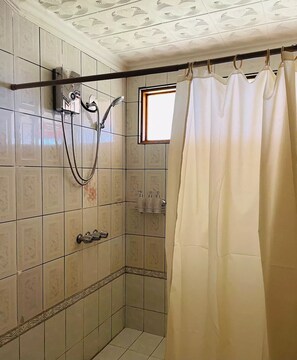 Haartrockner, Handtücher, Seife, Shampoo