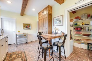 Dining - Wolcottville Farmhouse: 18 Mi to Shipshewana (Wolcottville)