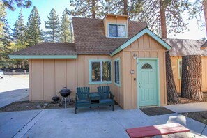 Unclassified image, 4 of 13, button - Fawnskin Lakeside Cabin  (Fawnskin)