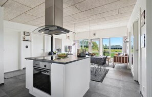 Frigorífico, placa de cocina, lavavajillas y cafetera o tetera