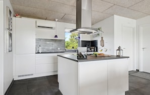 Réfrigérateur, surface de cuisson, lave-vaisselle, cafetière-théière