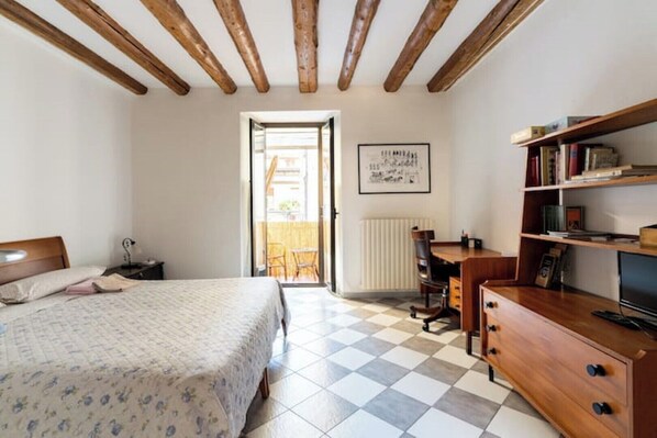 1 bedroom, desk, free WiFi, bed sheets