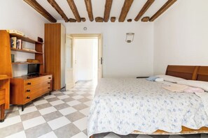 1 bedroom, desk, free WiFi, bed sheets