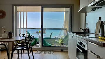 Refrigerador, microondas, horno, cafetera/tetera