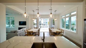 Full-size fridge, microwave, oven, stovetop