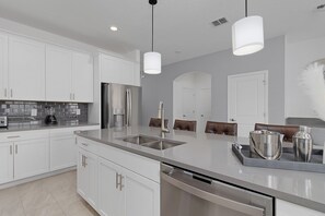 Kühlschrank, Mikrowelle, Ofen, Geschirrspüler