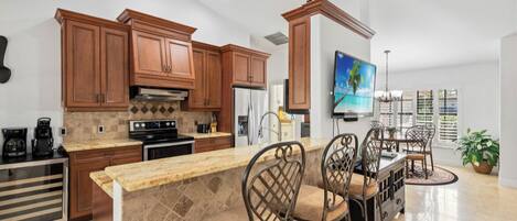 ثلاجة، ميكروويف، فرن، موقد طهي مسطح