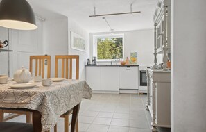 Een koelkast, een kookplaat, een vaatwasser