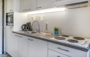 Een koelkast, een kookplaat, een koffiezetapparaat/waterkoker