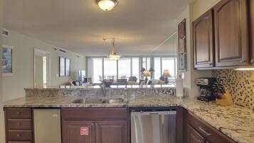 KĂŒhlschrank, Mikrowelle, Ofen, Herdplatte