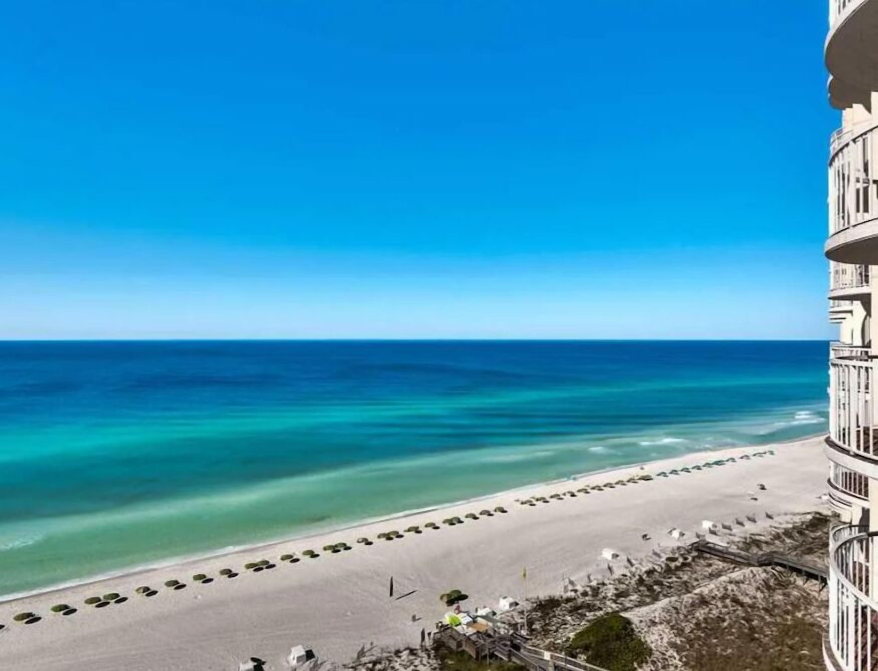 على الشاطئ، كراسي للتشمس