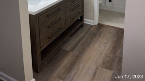 Un bagno con due lavandini, un grande specchio e mobili in legno.