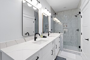 Een douche, handdoeken