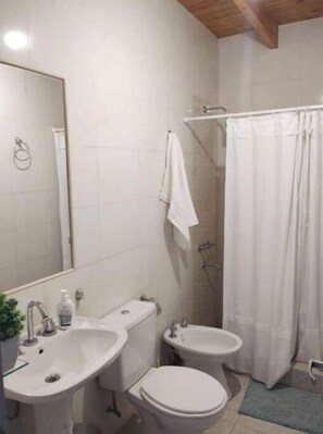 Douche, sèche-cheveux, bidet, serviettes fournies