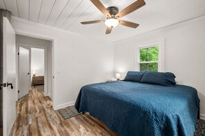3 bedrooms, desk, free WiFi, bed sheets