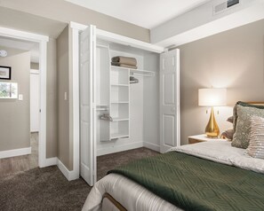 2 Schlafzimmer, Schreibtisch, Bügeleisen/Bügelbrett, Reisekinderbett