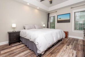 3 habitaciones, escritorio y tabla de planchar con plancha 