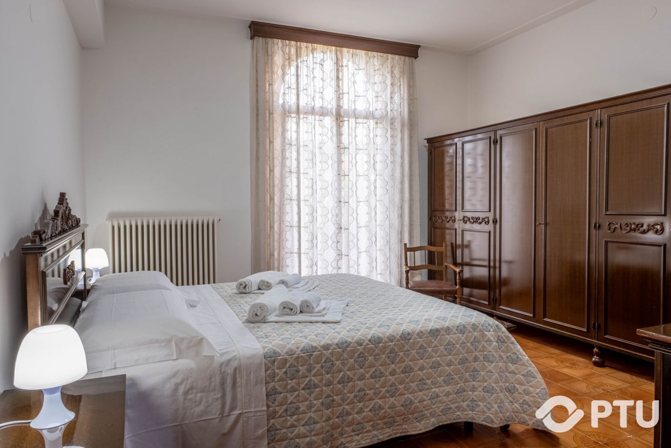 4 bedrooms, iron/ironing board, bed sheets