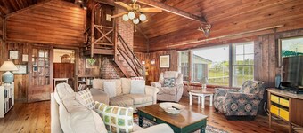 Creek Front Home, Short Walk to the Beach. Beautiful Marsh Views!
