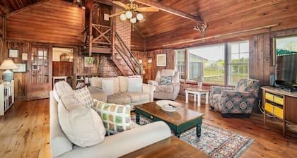Creek Front Home, Short Walk to the Beach. Beautiful Marsh Views!