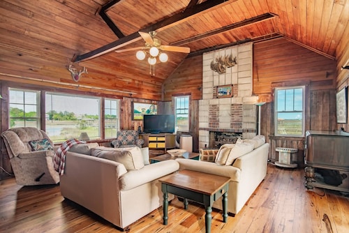 Creek Front Home, Short Walk to the Beach. Beautiful Marsh Views!
