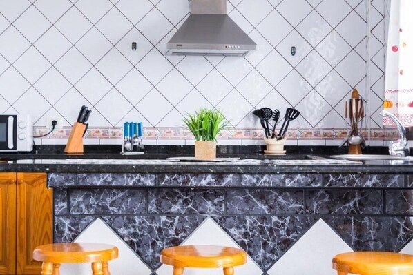 Køleskab, mikrobølgeovn, ovn, kogeplade