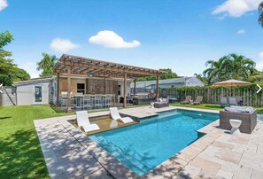 Outdoor pool - Luxury Private Resort-Style Retreat in the Heart of Fort Lauderdale (Fort Lauderdale)