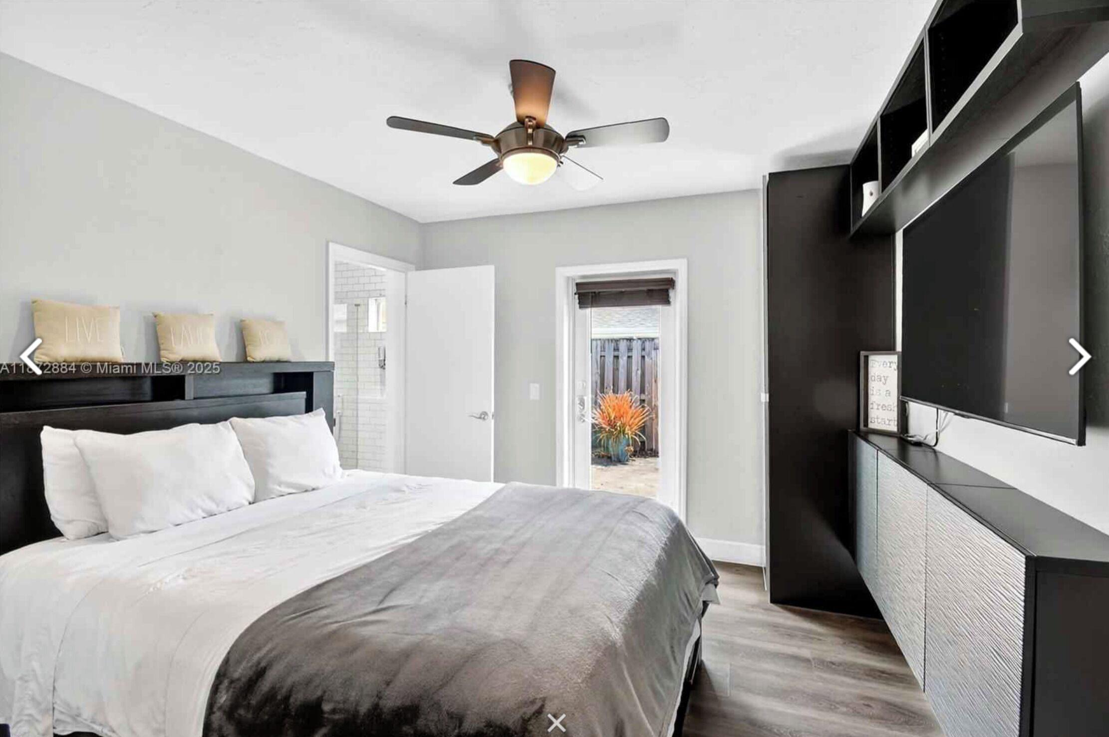 3 makuuhuonetta, työpöytä, silitysrauta/-lauta, vauvan matkasänky