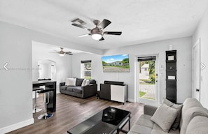 Smart TV, fireplace - Luxury Private Resort-Style Retreat in the Heart of Fort Lauderdale (Fort Lauderdale)