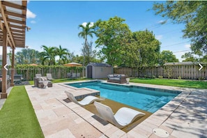 Outdoor pool - Luxury Private Resort-Style Retreat in the Heart of Fort Lauderdale (Fort Lauderdale)