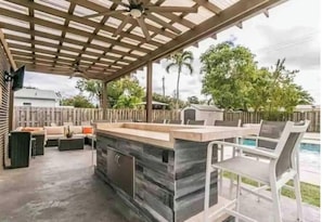 Outdoor dining - Luxury Private Resort-Style Retreat in the Heart of Fort Lauderdale (Fort Lauderdale)