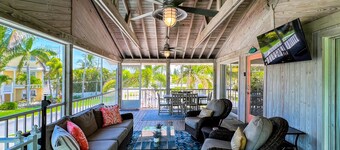 Coral Cove: Walk to the Beach! Heated pool! Prime North End!
