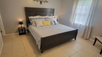 4 sovrum, värdeförvaringsskåp på rummet och skrivbord