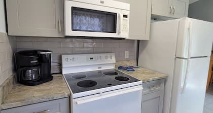 Family-friendly, Less than 5 minutes from Kings Bay, water park huge backyard.