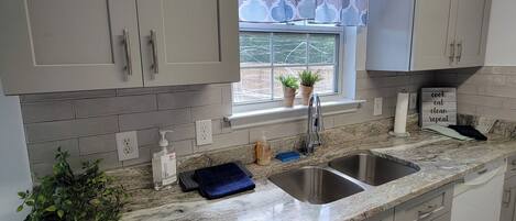 冰箱、微波炉、烤箱、炉灶