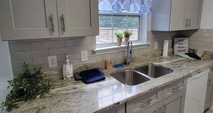 Family-friendly, Less than 5 minutes from Kings Bay, water park huge backyard.