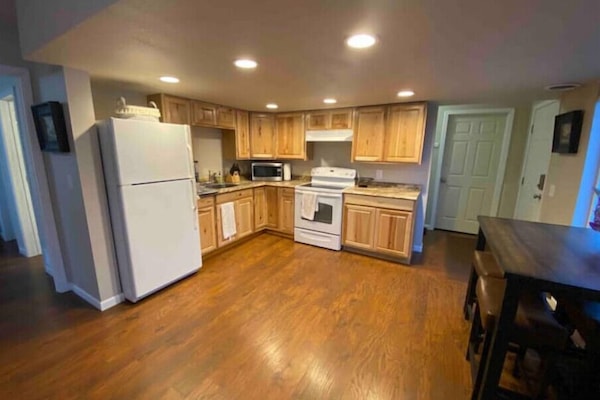 Frigorífico, microondas, horno y placa de cocina