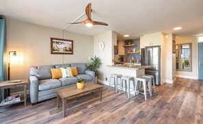 Luxury Studio, 1 Queen Bed with Sofa bed, Ocean View, Beachside | Living area | Smart TV - Boutique Oceanfront Studio Vistas (Kihei)