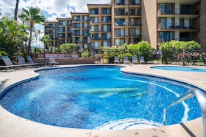 Outdoor pool, pool umbrellas, pool loungers - Boutique Oceanfront Studio Vistas (Kihei)