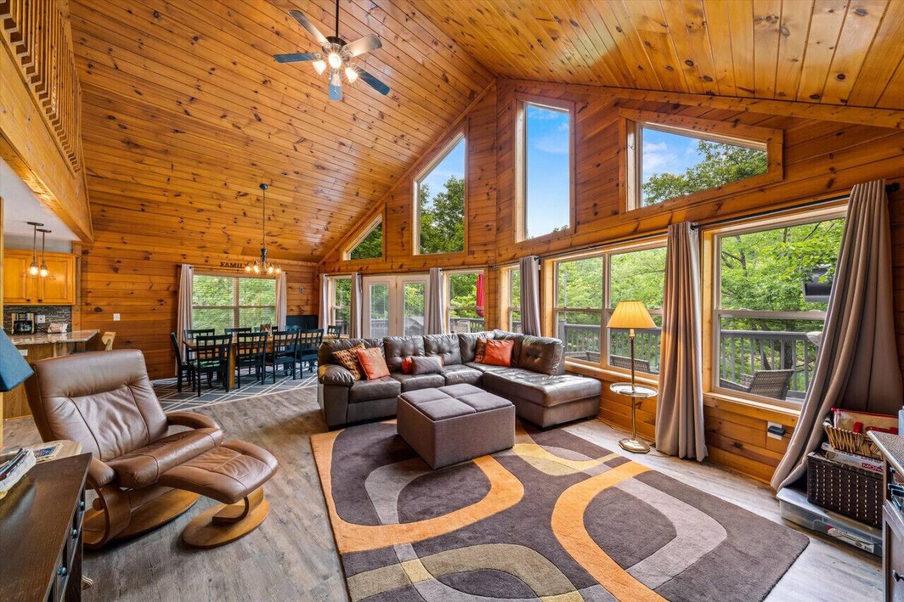 Lake It Easy Lakefront w/double dock + hot tub